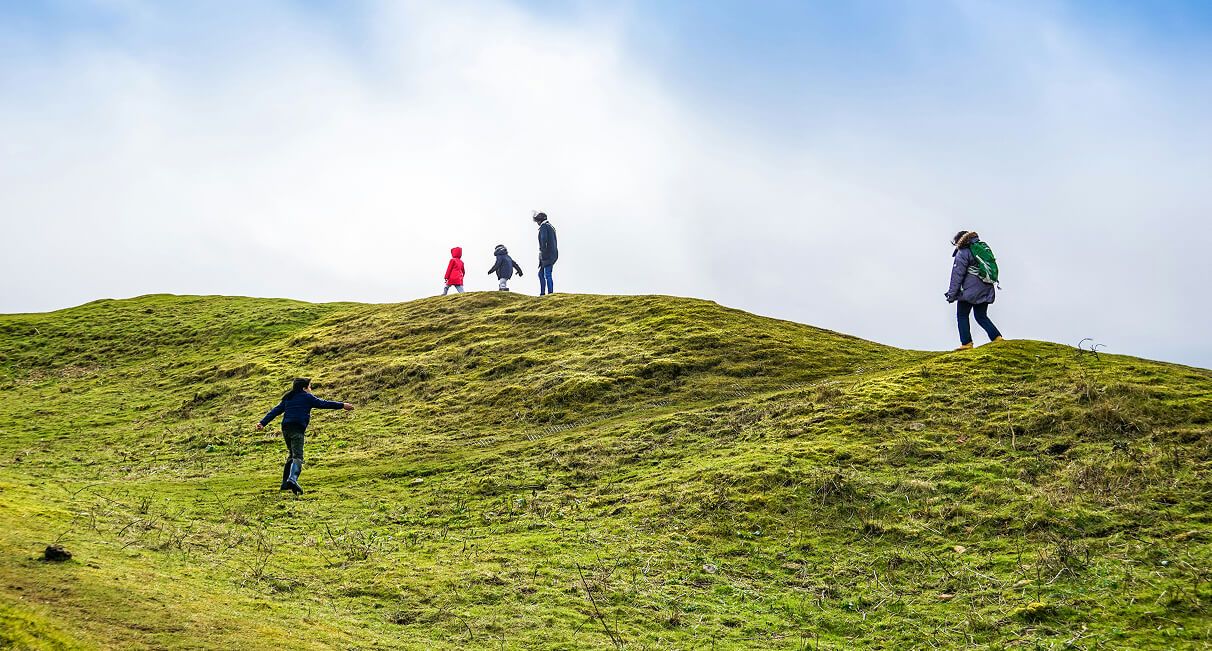 Foto zeigt Menschen auf einer Wiese