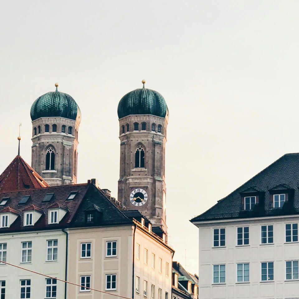 Heroimage zeigt Türme der Münchner Frauenkirche